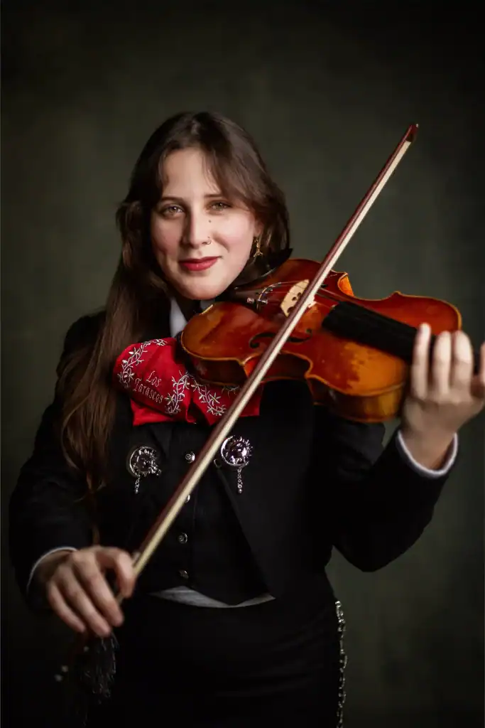 Jonge vrouw speelt viool tijdens Mariachi Los Tarascos optreden op woensdagavond bij Las Mañas, sfeervolle live muziek in een gezellige ambiance.