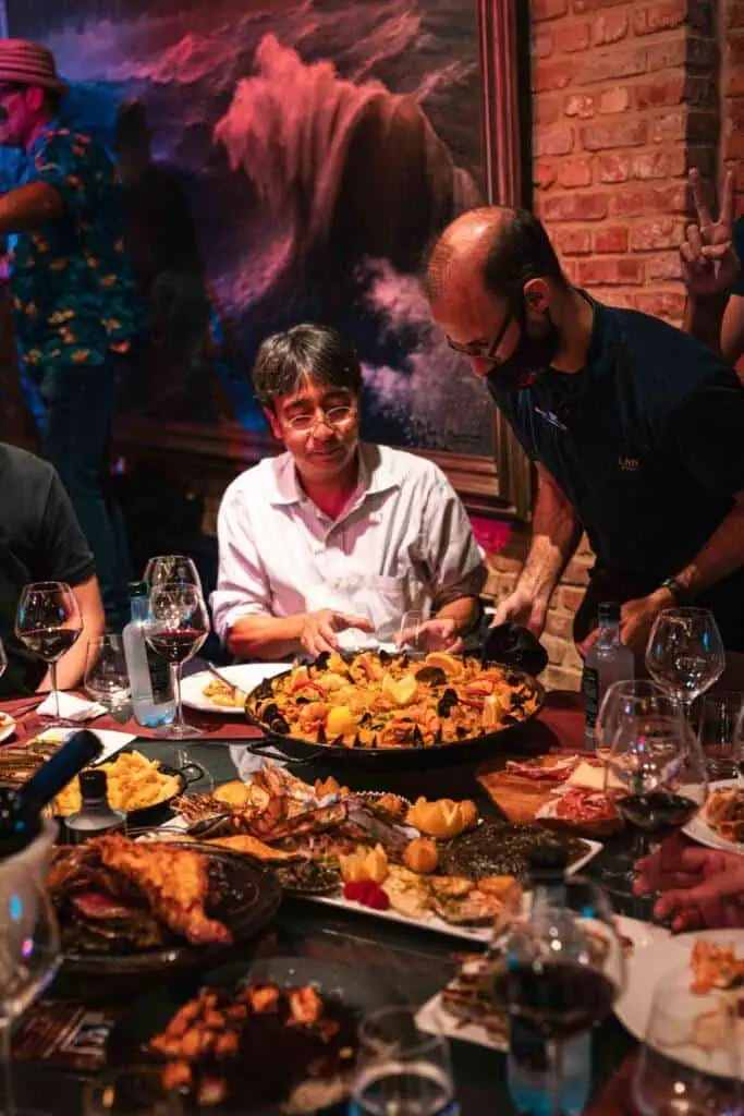 Smakelijk Spaans tapas gerecht met vis en garnalen geserveerd tijdens dineravond bij Las Mañas in Antwerpen.