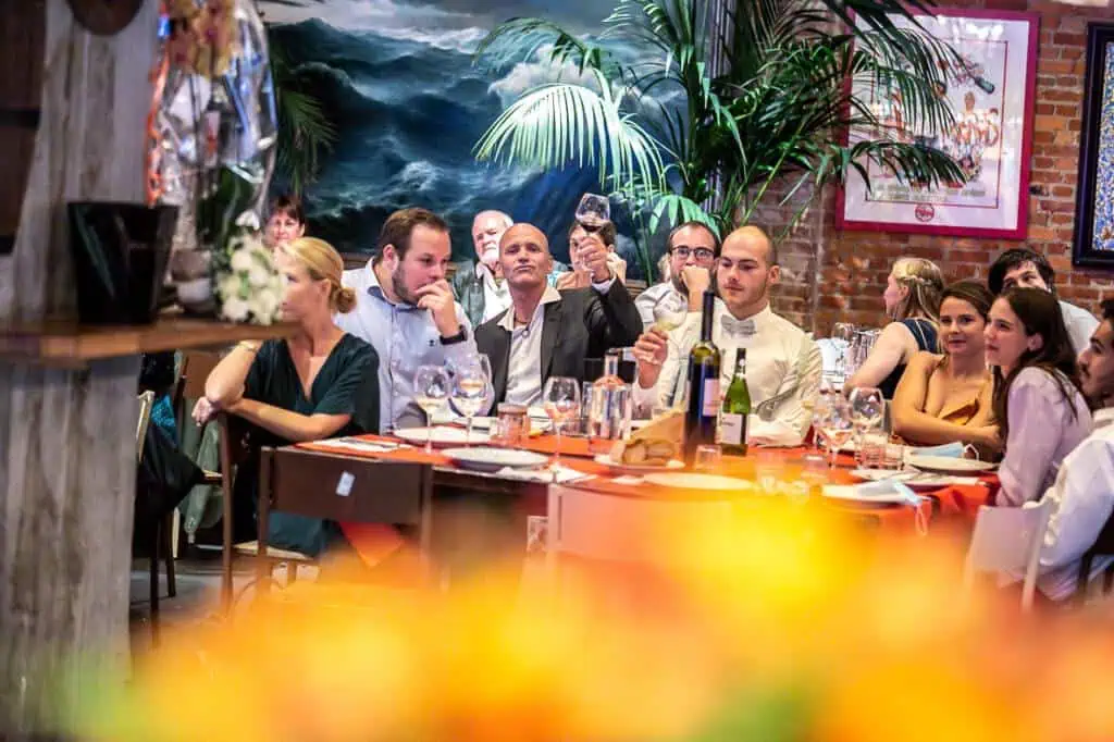 Gezellig diners en goede wijn bij Las Mañas in een sfeervol restaurant met kunst en planten.