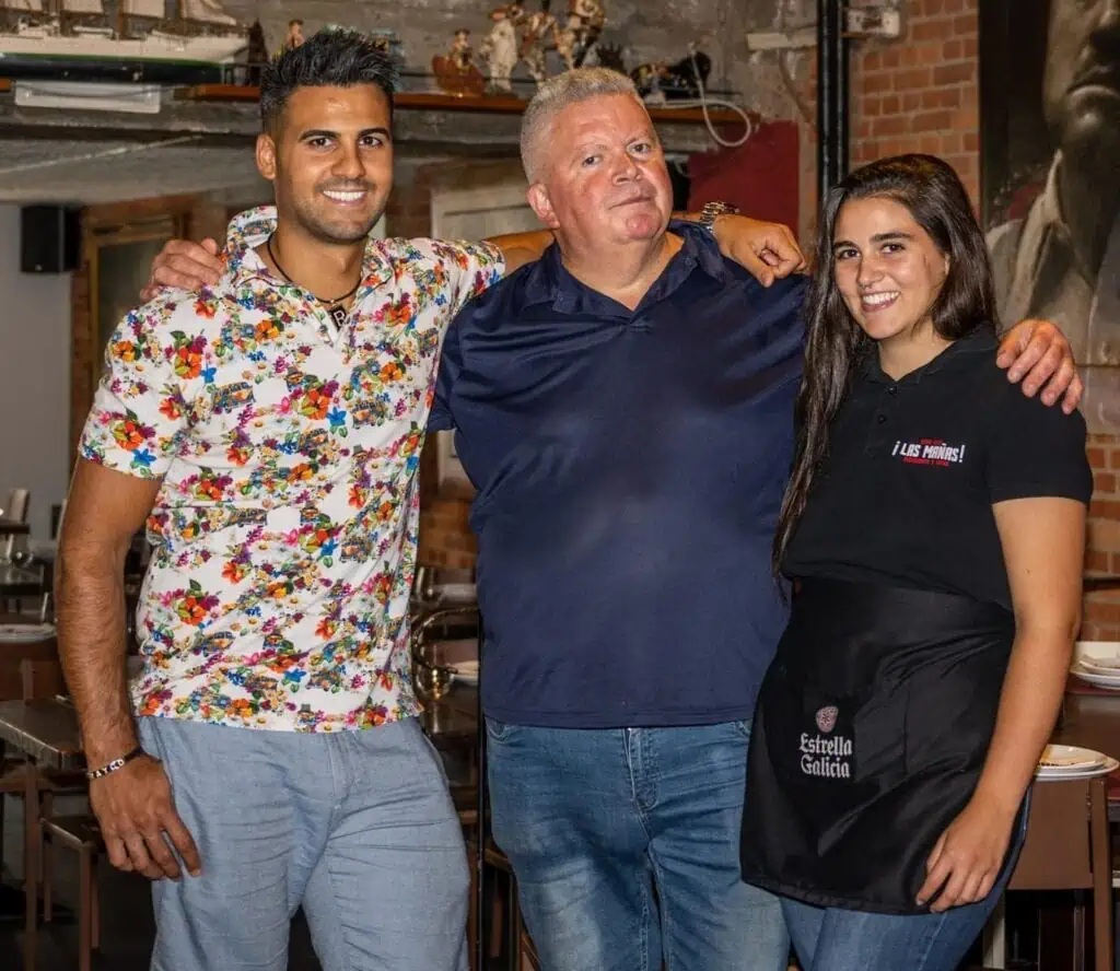 Le personnel souriant de La Mañas se trouve dans un restaurant confortable, prêt à servir de délicieux plats espagnols. Spécialisé dans les tapas authentiques, il offre une atmosphère chaleureuse pour toutes les occasions.