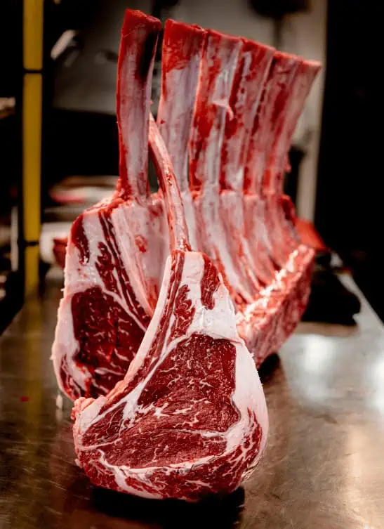 Ragoût de bœuf avec os, fraîchement coupé, de qualité idéale pour les grillades et les steaks, provenant d'une viande de bœuf de haute qualité, disponible à Las Mañas.