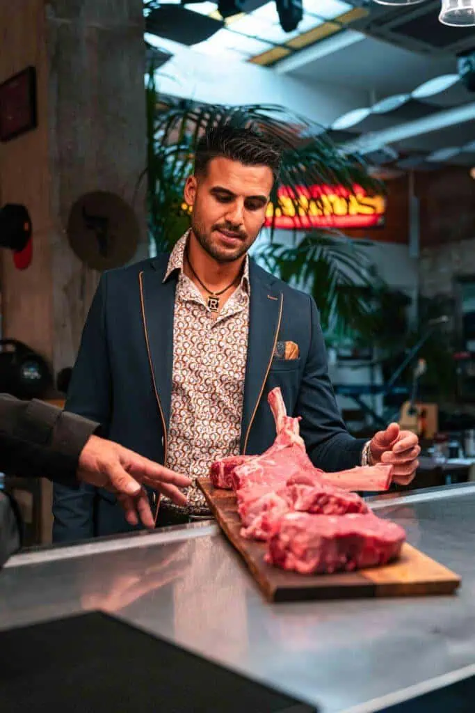 Ambiance sulfureuse à Las Mañas avec de la viande fraîche, un chef dans le style et une ambiance détendue, parfait pour les amateurs de délices espagnols authentiques et de viande de qualité.