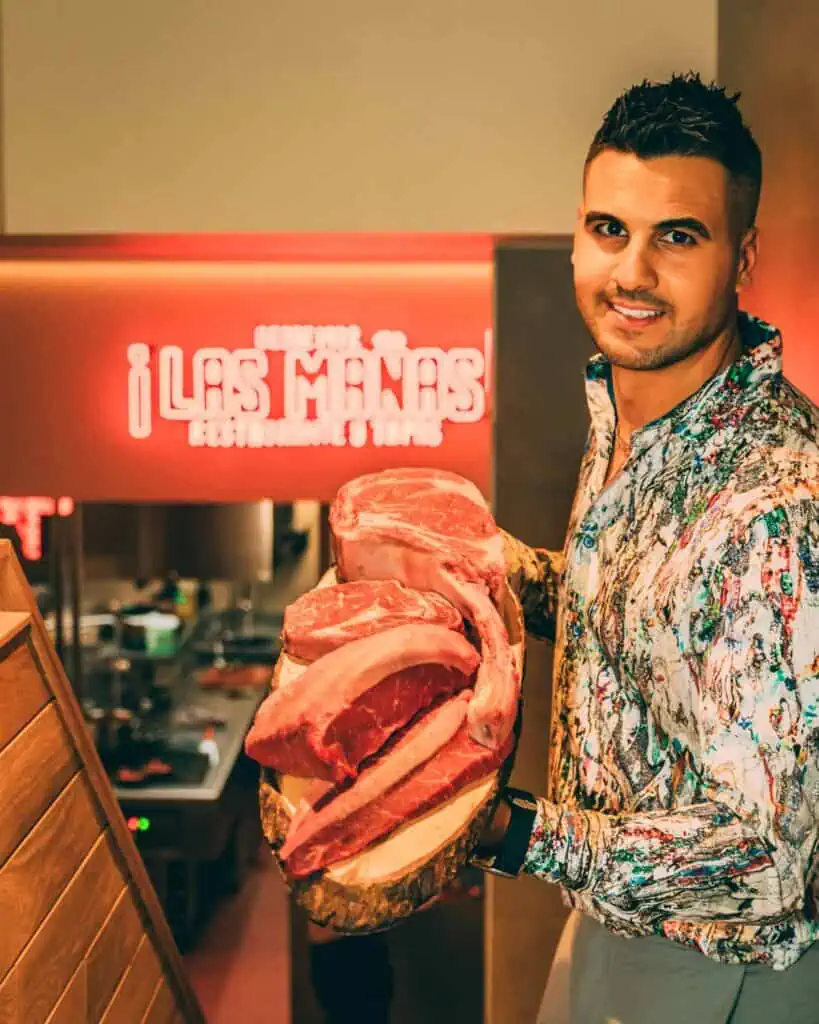 Viande fraîche comme le steak et l'aloyau à Las Mañas, un restaurant et bar à tapas en Belgique.