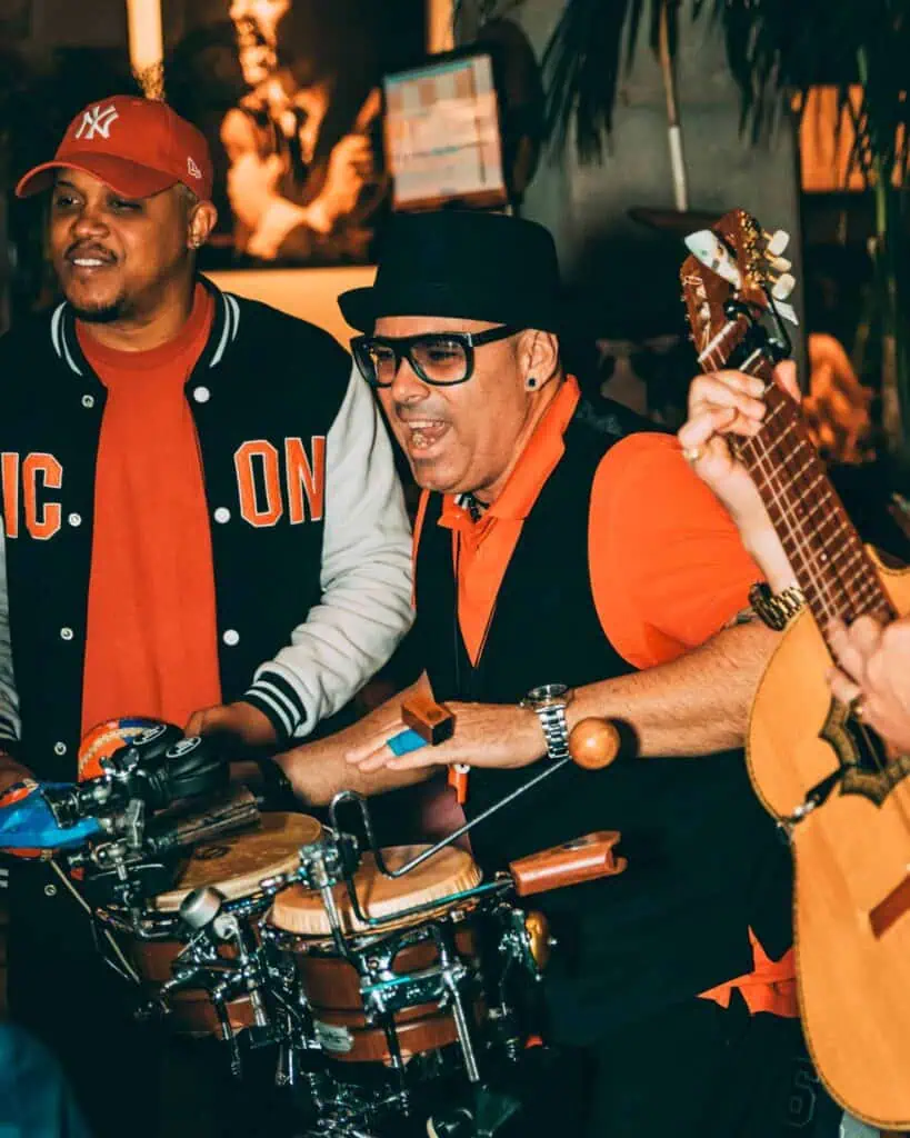 Des musiciens joyeux jouent ensemble dans une atmosphère chaleureuse à Las Mañas, qui met l'accent sur la musique latine, le divertissement en direct et l'ambiance authentique.