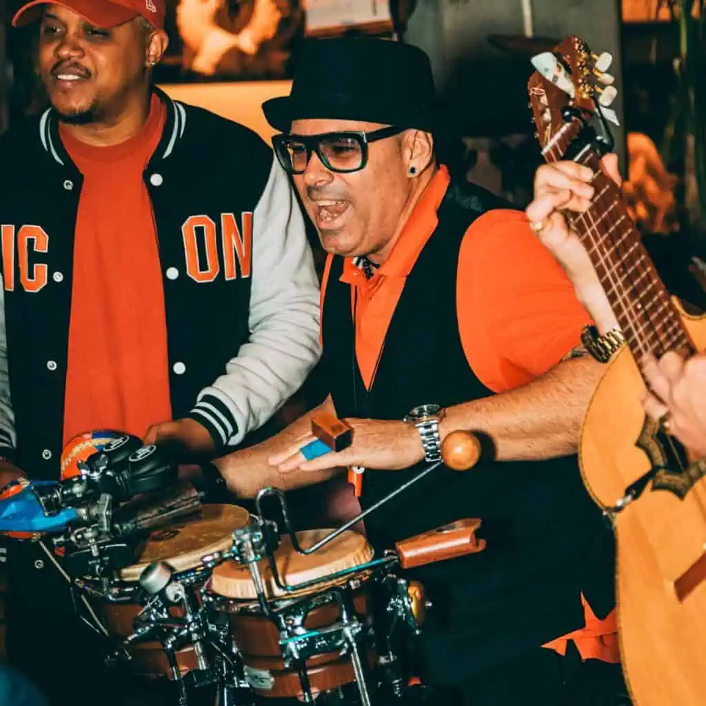 Photo sensible de musiciens lors d'un spectacle de flamenco à Las Mañas en Belgique, mettant en valeur l'atmosphère authentique du flamenco, les guitares et les percussions rythmiques pour l'optimisation du référencement.