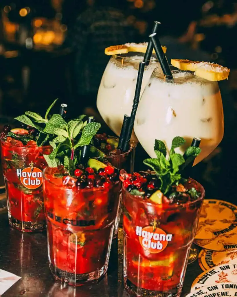 Mojito frais et cocktail avec des baies fraîches et de la menthe, parfait pour une soirée cocktail à Las Mañas.