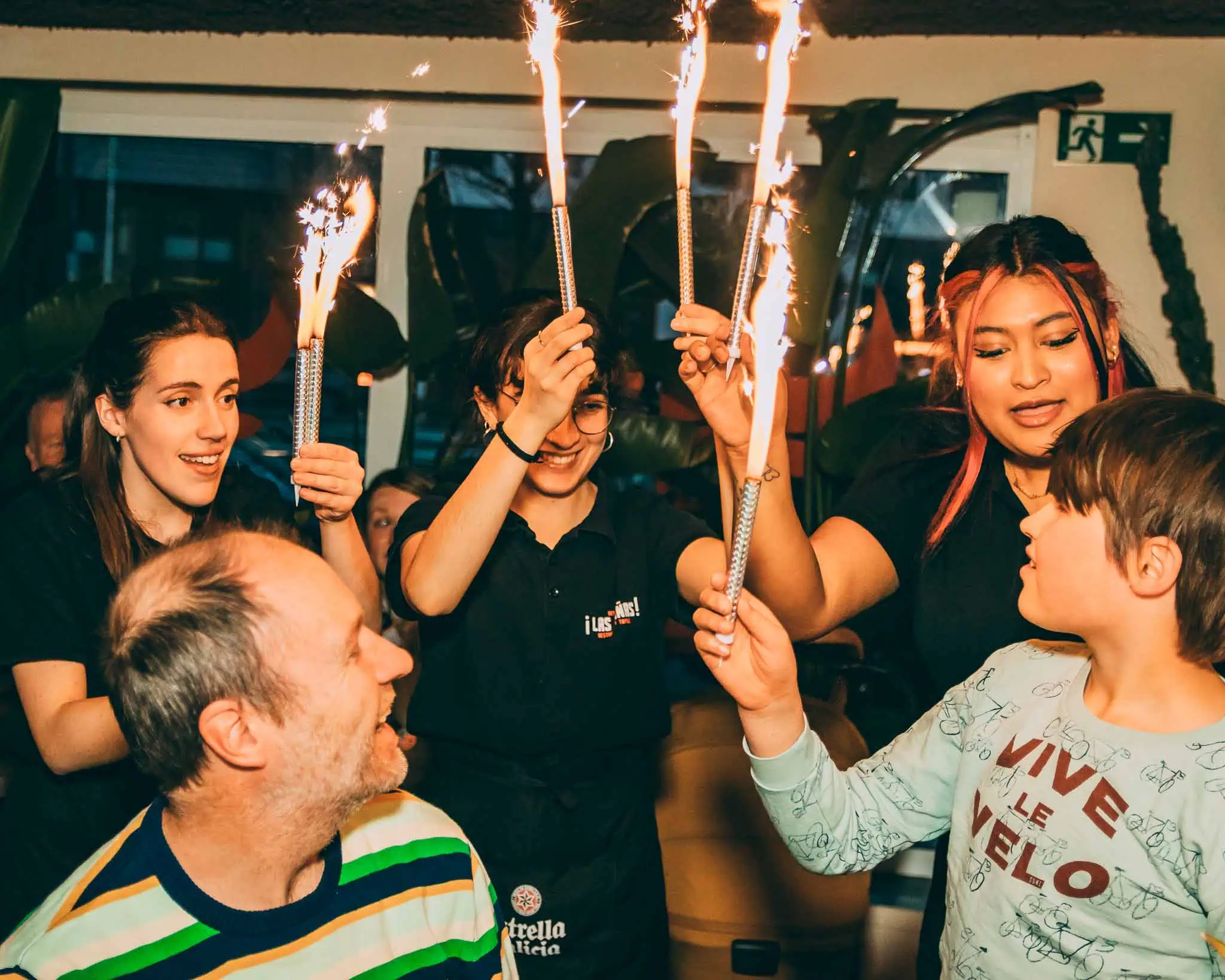 Joyeuse fête des cadeaux à Las Mañas avec quatre personnes allumant des sorts et des feux d'artifice.