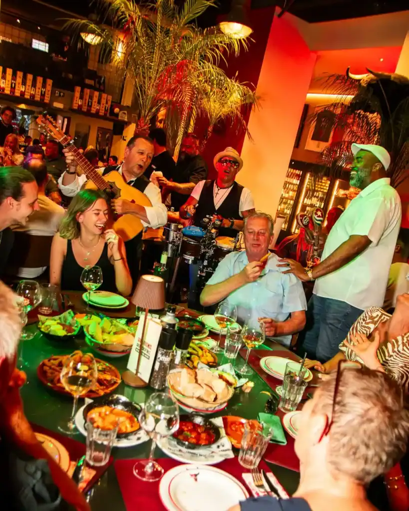 Vrolijk avondvolk bij Las Mañas in een sfeervol restaurant met live flamencomuziek, kleurrijke ambiance en smaakvolle Spaanse gerechten voor een authentieke beleving.