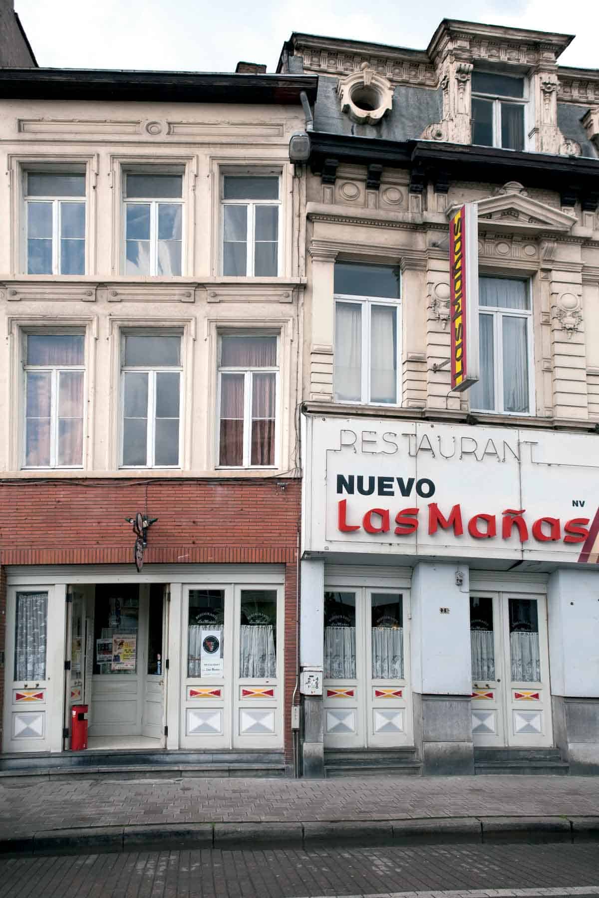 Acogedor restaurante Las Mañas en un edificio histórico con arquitectura de fachada clásica, perfecto para degustar auténticos platos españoles y vivir una auténtica experiencia gastronómica.