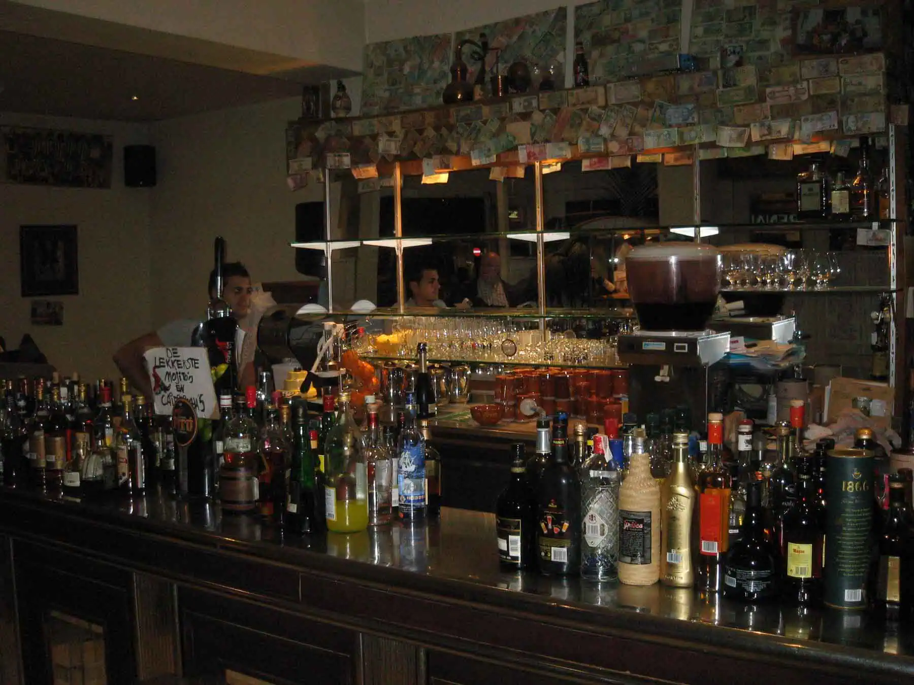 Un bar sympa à Las Mañas avec plein de boissons alcoolisées, parfait pour passer une bonne soirée et profiter de l'ambiance espagnole.