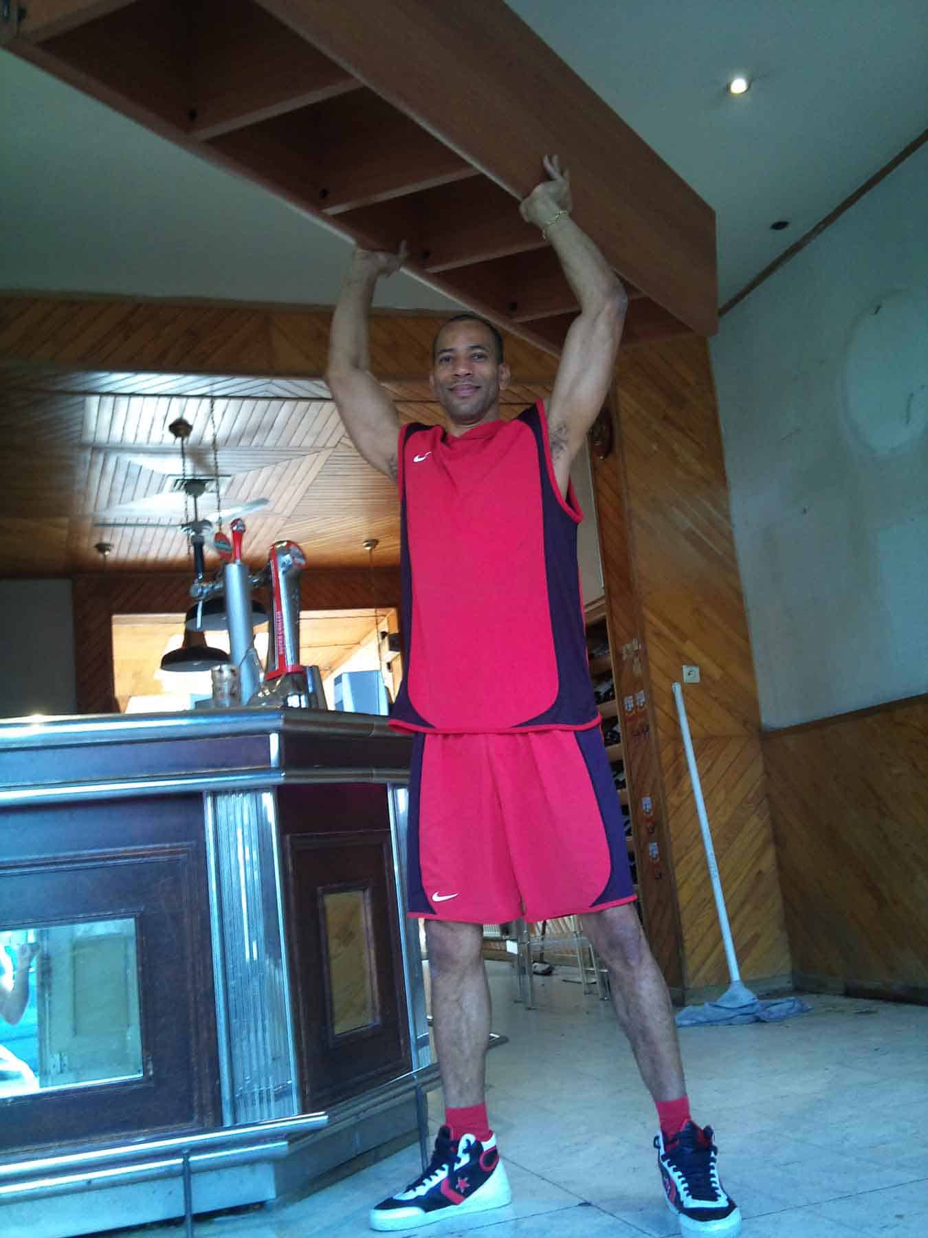 En un acogedor y moderno espacio interior visible, el hombre deportivo que cuelga de un techo de madera pone de relieve la calidad y la artesanía de Las Mañas.