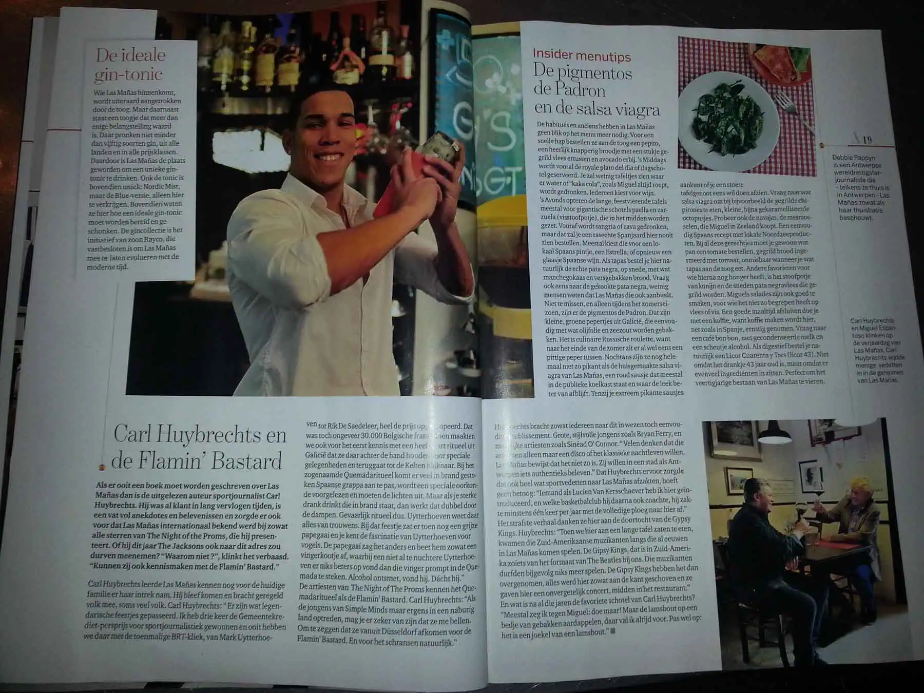 Un simpático camarero sirve un colorido cóctel en el acogedor restaurante Las Mañas de Lovaina, conocido por su auténtica cocina española y su ambiente acogedor.