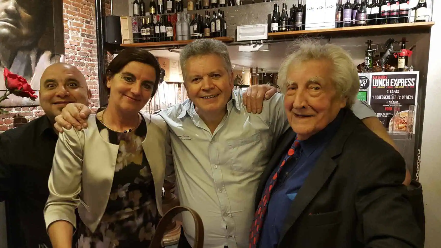 Magnifique portrait d'amis et de membres de la famille dans un restaurant de tapas à l'ambiance chaleureuse, avec une vaste sélection de vins.