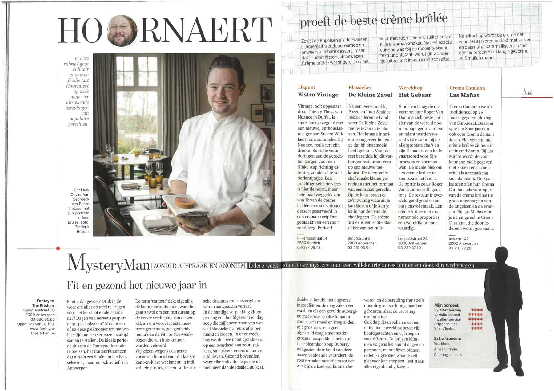 Olivier Van Sebroeck posa con una crème brûlée en el Bistro Vintage, un acogedor restaurante de Amberes famoso por sus refinados postres y delicias culinarias, perfecto para los amantes de la cocina francesa.