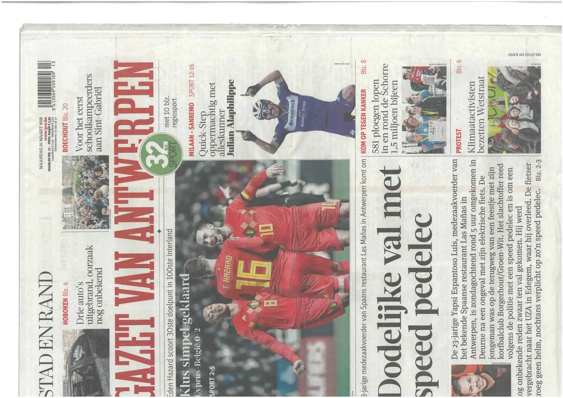 Futbolistas españoles celebran la victoria con aficionados entusiastas, durante un partido en Amberes, con ambiente y emociones a raudales.