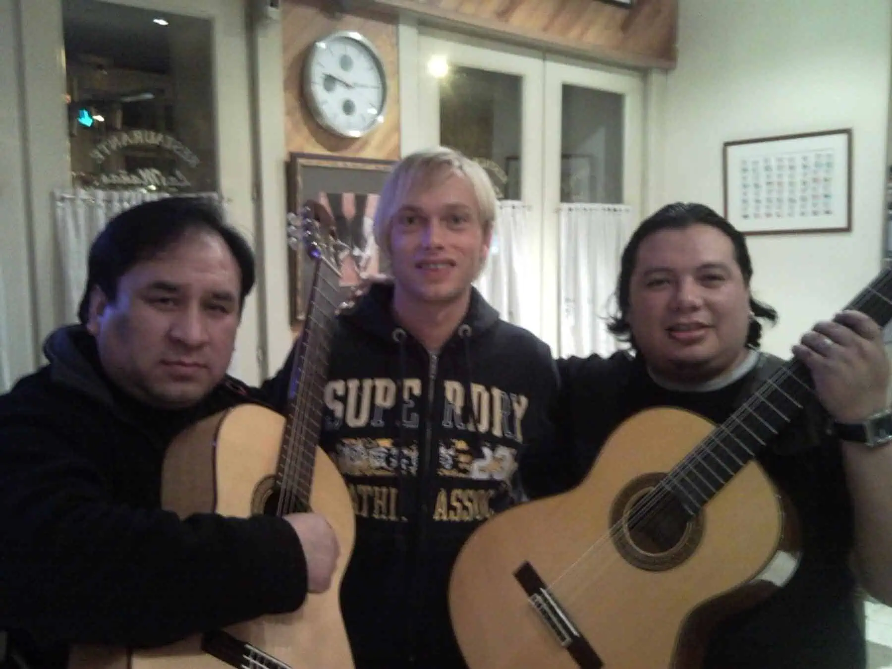Des hommes avec des guitares dans l'ambiance d'un restaurant, de la musique live à Las Mañas, une soirée amusante en Belgique.