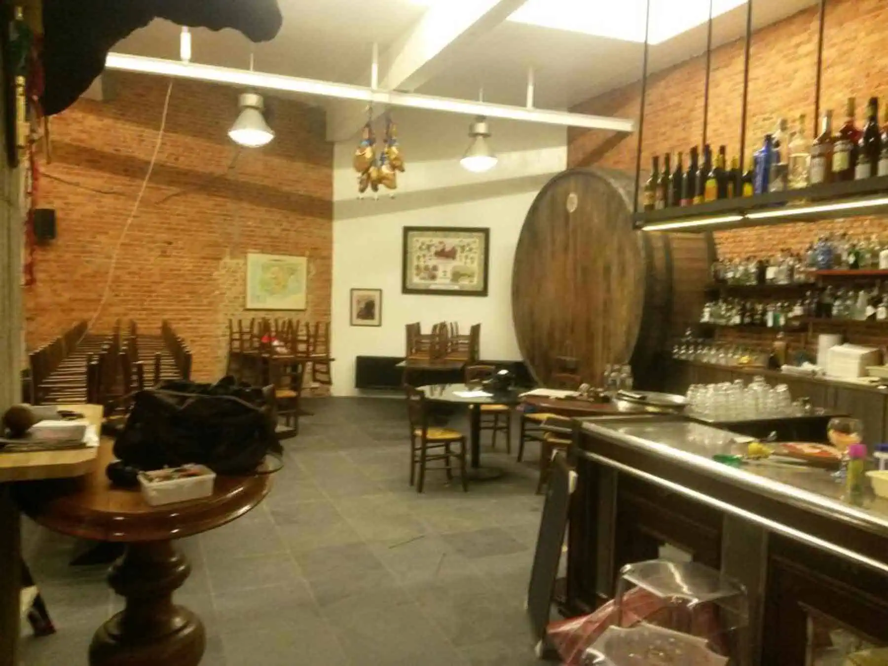 Authentieke mediterrane sfeer met wijn, tapas en Spaanse specialiteiten.