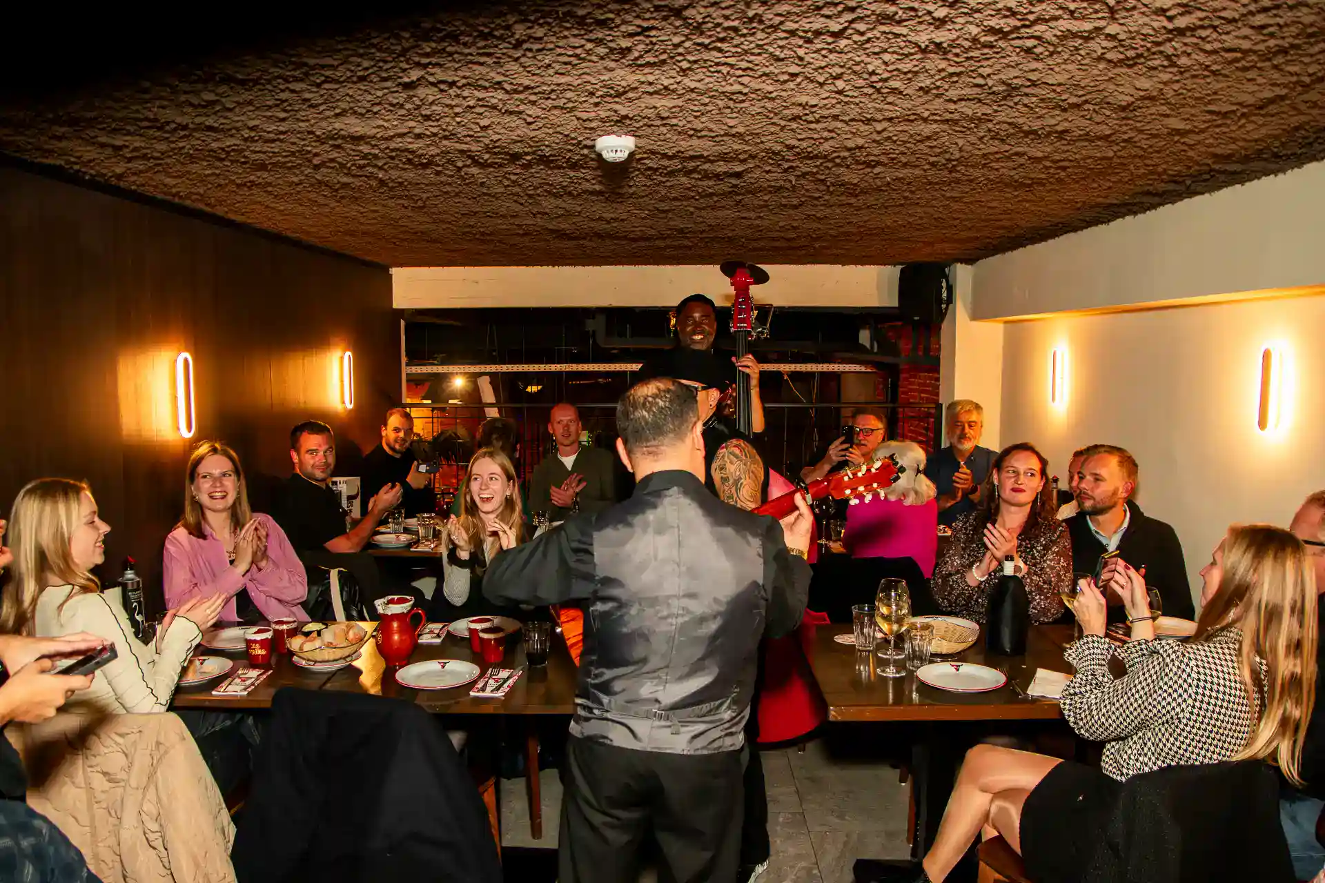 Una animada noche de fiesta en Las Mañas Kings en la que los invitados disfrutarán de música en directo, baile y buen ambiente en un restaurante lleno de ambiente.