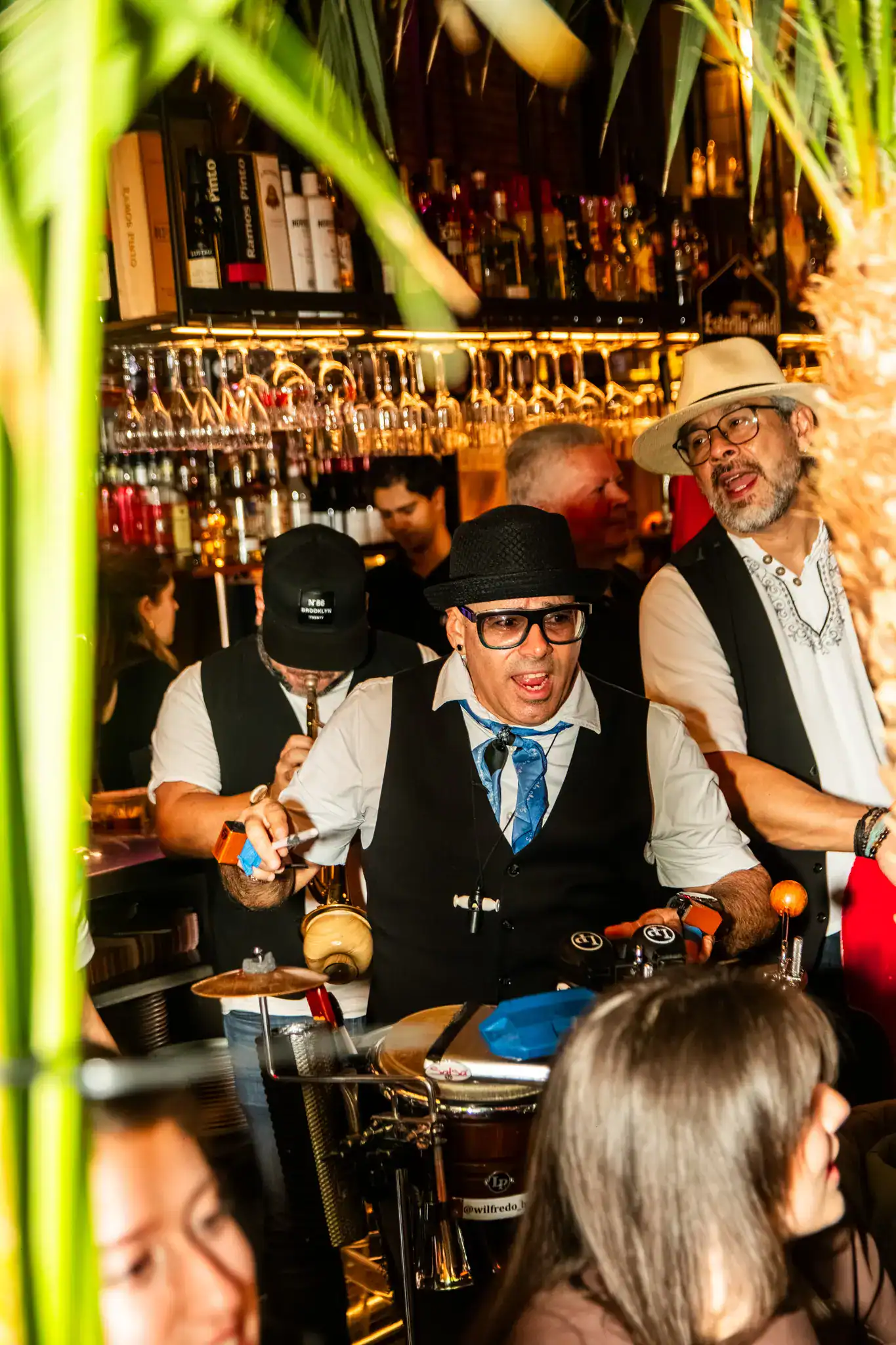 Actuación de música en directo en Las Mañas Kings con músicos y público entusiasta, lo que hace que el ambiente del bar sea enérgico y acogedor.