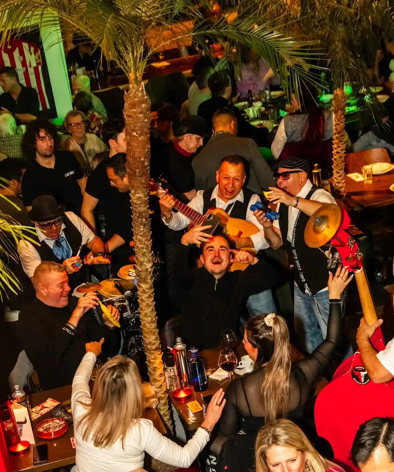 Gezellig feest met live muziek en dans bij Las Manas.